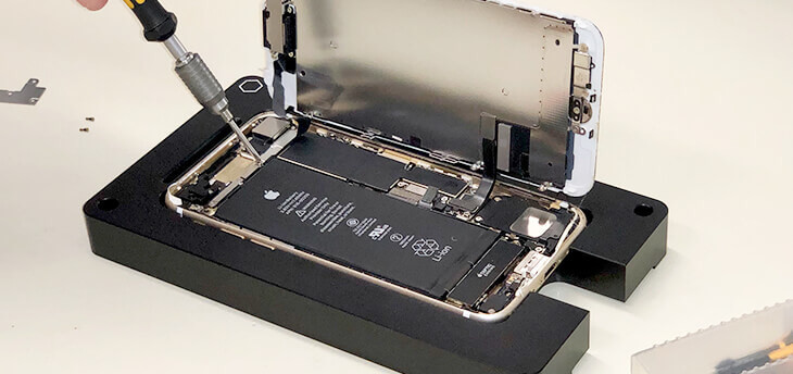 Als Apple Service Provider in Düsseldorf kümmern wir uns auch um Display­reparatur und Batterieaustausch beim iPhone – ohne Termin und lange Wartezeit.